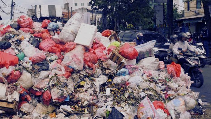 Sampah Menggunung di Tangsel, Pengangkutan Terhenti karena Dugaan Korupsi